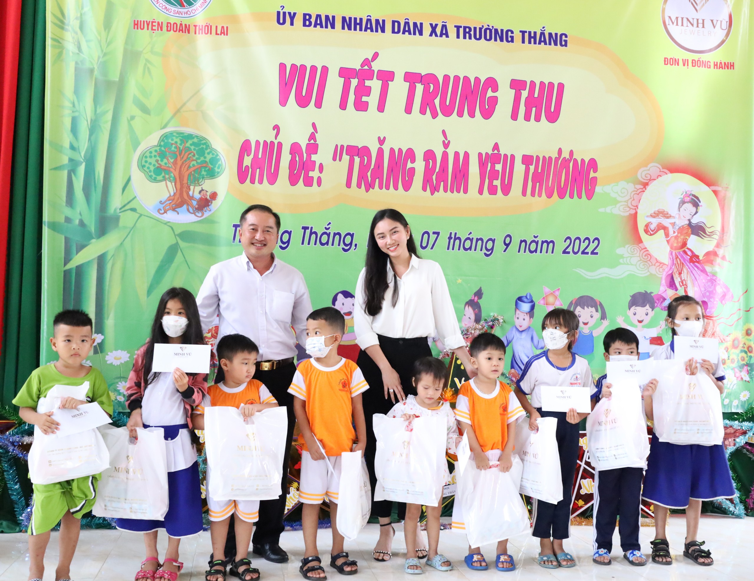 Ông Huỳnh Văn Tùng – Phó Bí thư thường trực Huyện ủy Thới Lai và bà Lê Minh Thy Thơ – Giám đốc Công Ty TNHH Kinh doanh Vàng - Đá quý Minh Vũ (Minh Vũ Jewelry) tặng quà cho các em thiếu nhi.