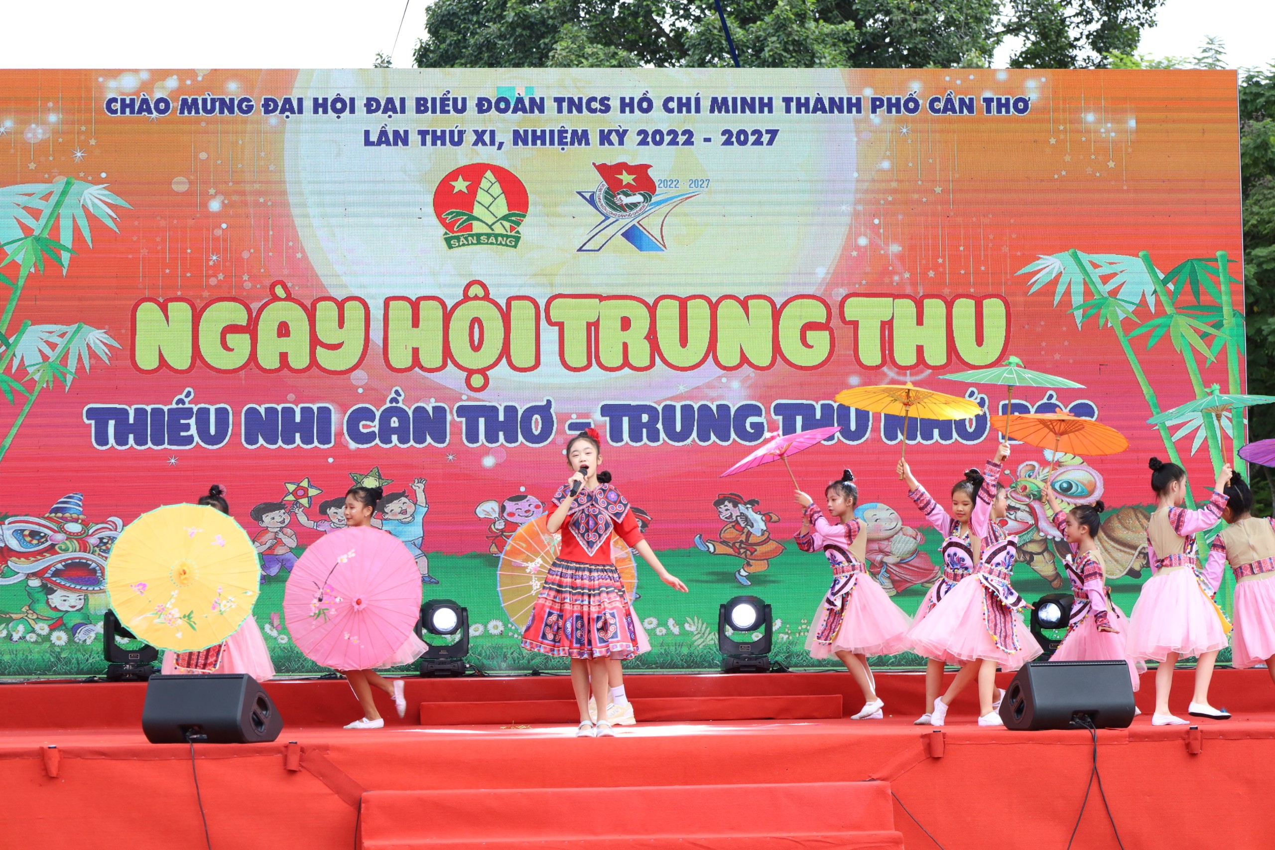 Các em thiếu nhi tham gia hội thi văn nghệ.