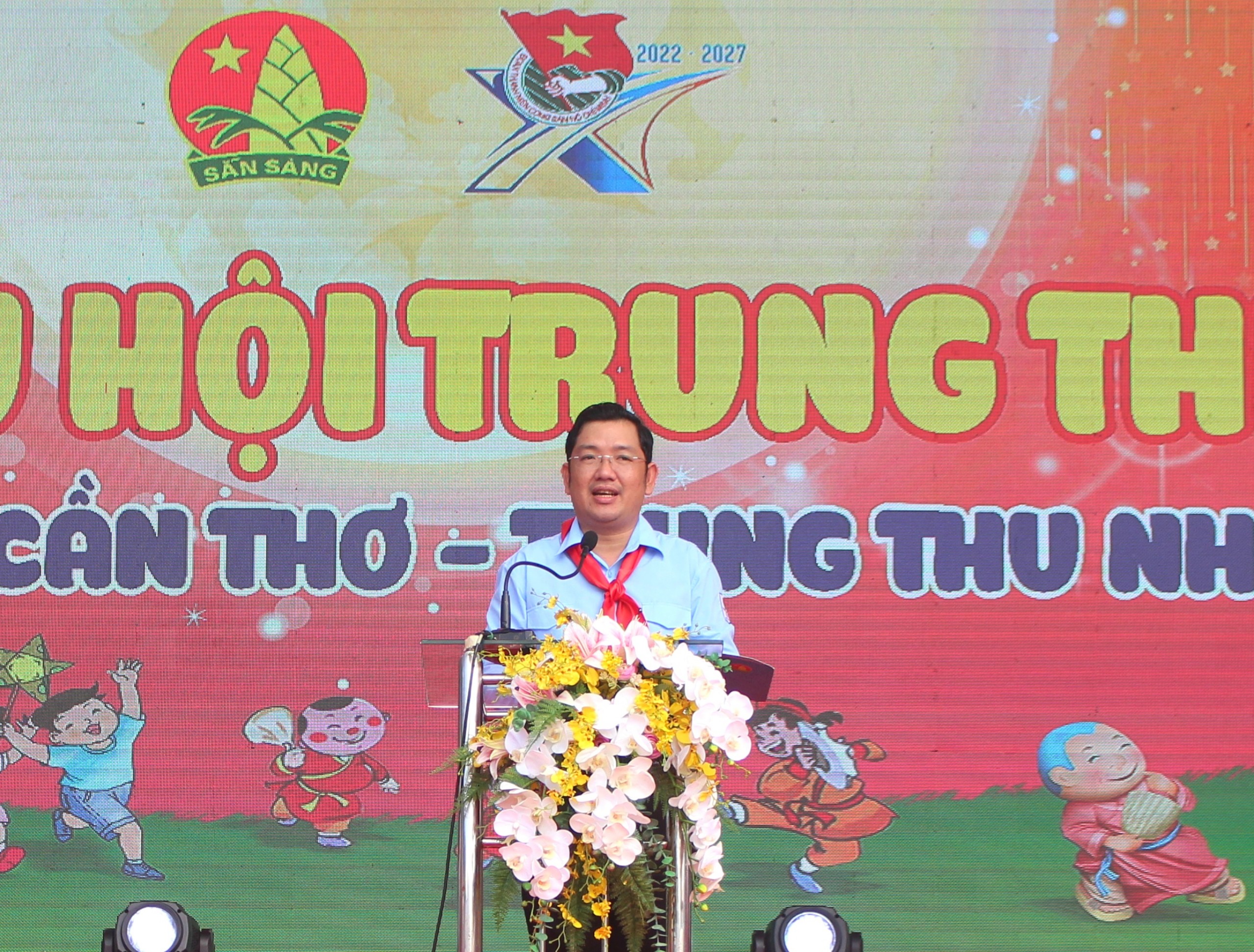 Anh Lâm Văn Tân - Phó Bí thư Thành đoàn Cần Thơ phát biểu khai mạc chương trình “Đêm hội trăng rằm - San sẻ yêu thương”.