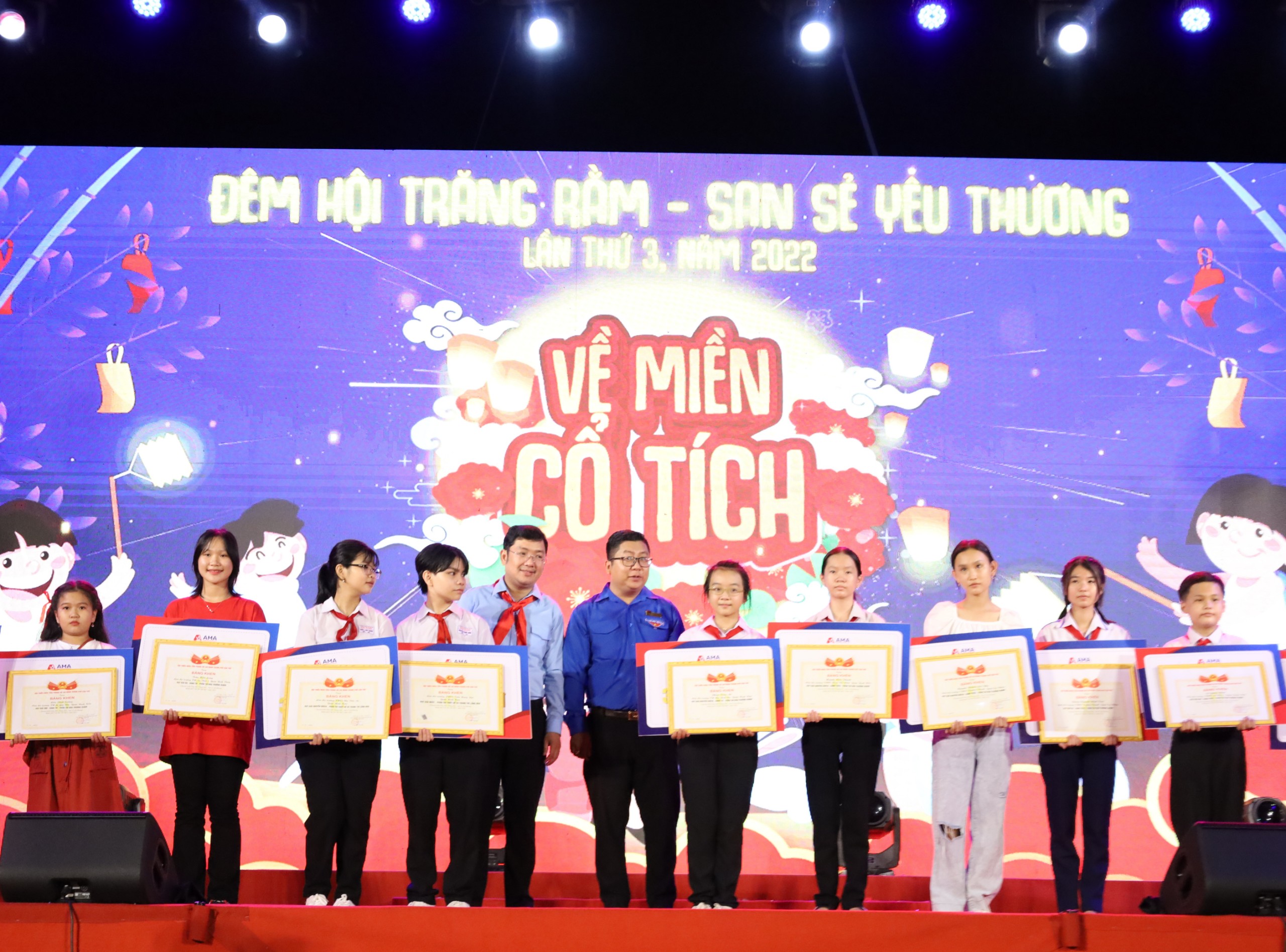 Anh Lâm Văn Tân - Phó Bí thư thường trực Thành đoàn Cần Thơ và anh Trần Việt Tuấn - Phó Bí thư Thành đoàn Cần Thơ trao giải cho các em thiếu nhi đạt giải xuất sắc tại các hội thi.