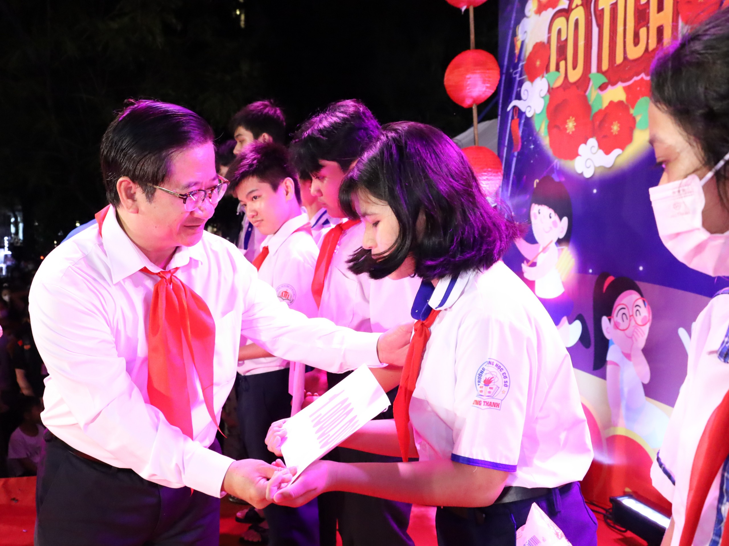 Ông Trần Việt Trường - Phó Bí thư Thành ủy, Chủ tịch UBND TP. Cần Thơ trao tặng học bổng cho các em thiếu nhi.