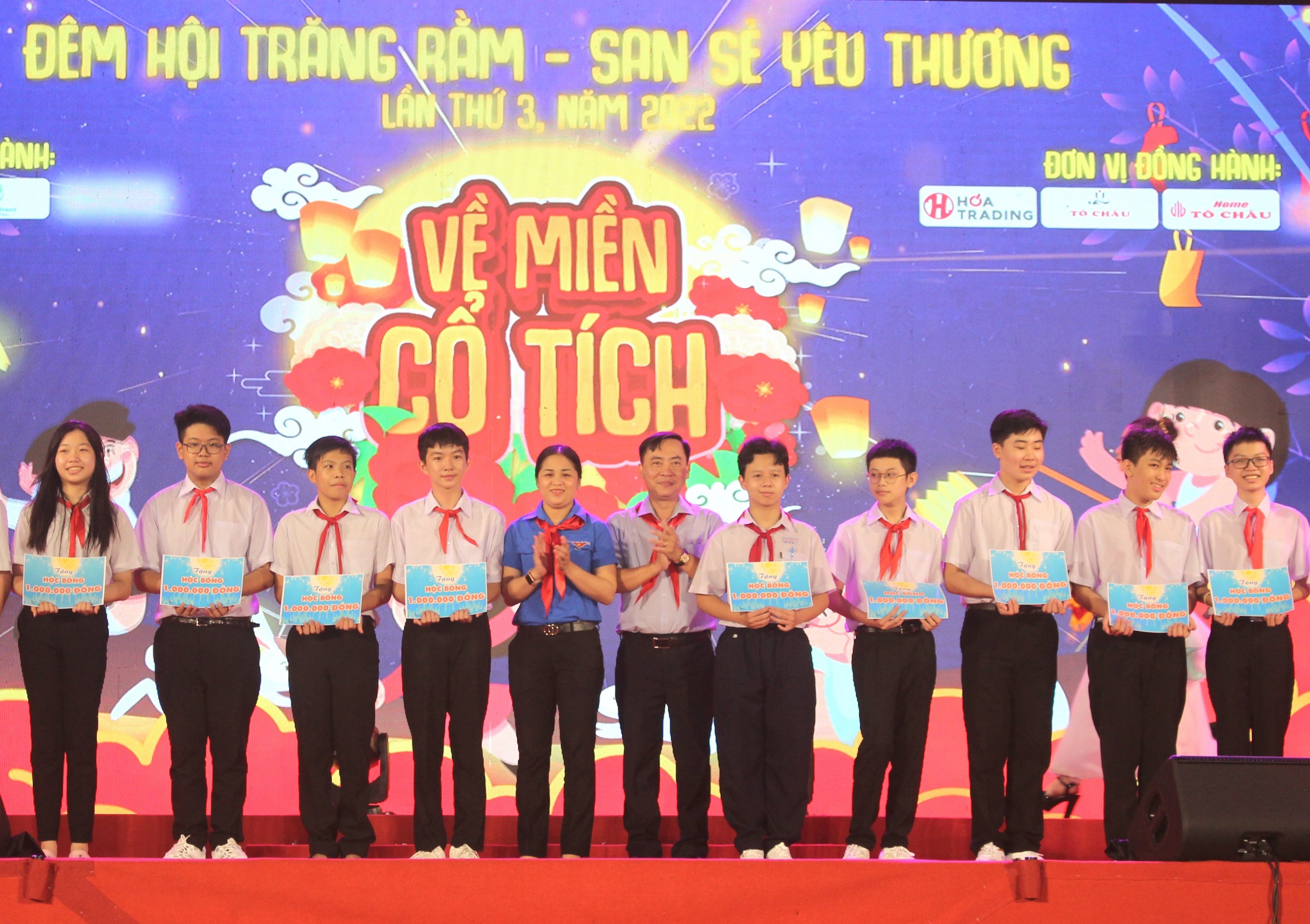 Ông Đào Chí Nghĩa - Thành ủy viên, Phó Trưởng đoàn Đại biểu Quốc hội đơn vị TP. Cần Thơ và chị Lư Thị Ngọc Anh - Bí thư Thành đoàn Cần Thơ trao tặng học bổng cho các em học sinh.