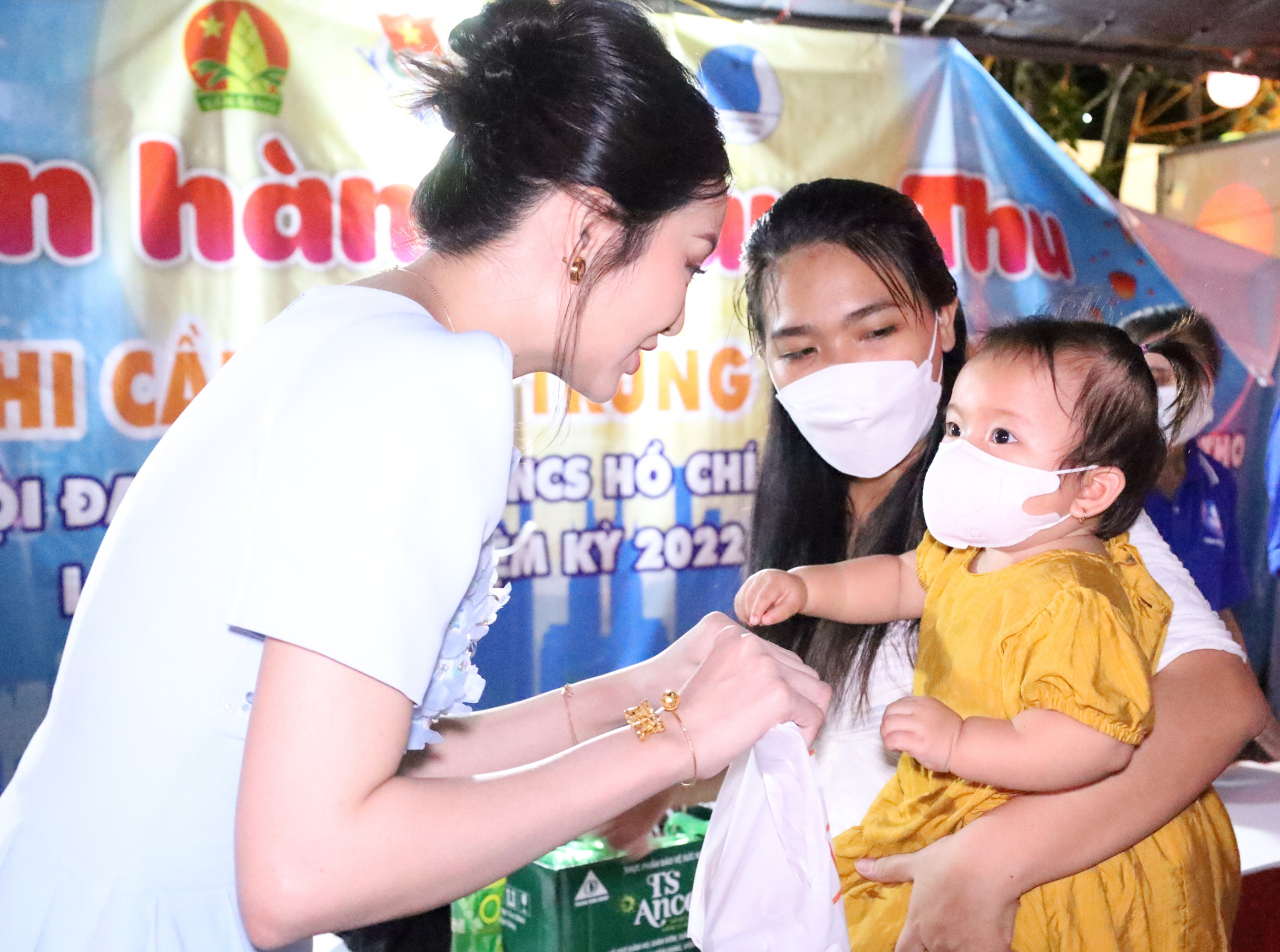 Hoa khôi Nam Bộ 2017 Nguyễn Thị Hải Yến trao tặng quà cho các em thiếu nhi, người đẹp cũng tham gia ủng hộ 20 xe đạp, 600 phần quà cho chương trình.