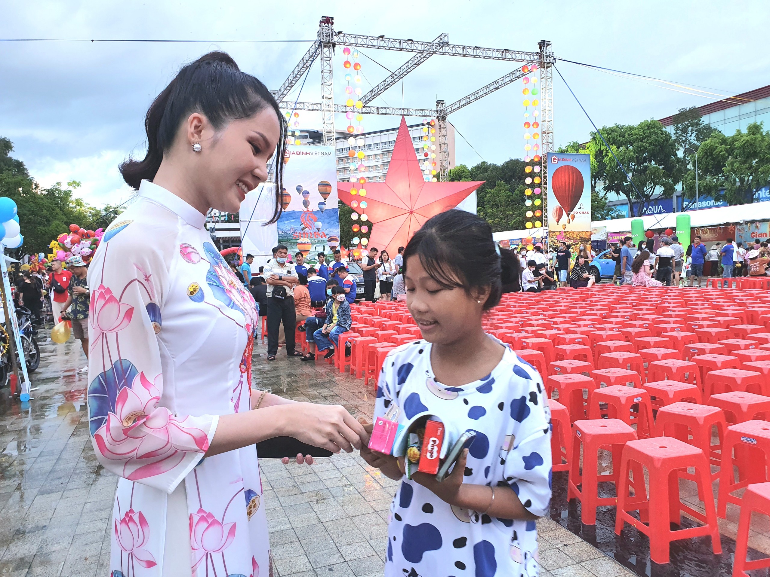 Hoa khôi Đại sứ Du lịch TP. Cần Thơ Huỳnh Thúy Vi tặng quà cho em thiếu nhi đến thm dự chương trình.