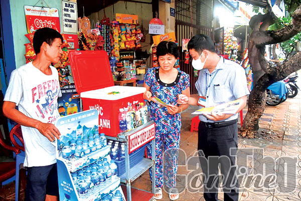 Chuyên viên Văn phòng Ban ATGT TP Cần Thơ phát tờ rơi tuyên truyền ATGT cho người dân trên đường Ngô Quyền.