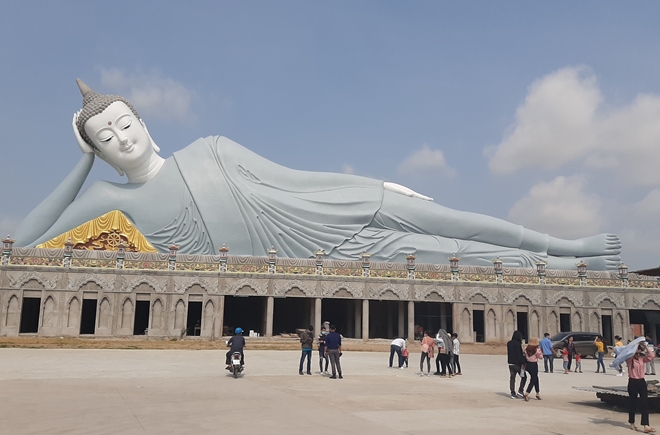 Chùa Bô -Tum Vong Sa Som Rong - nơi có bức tượng Phật nằm nổi tiếng.