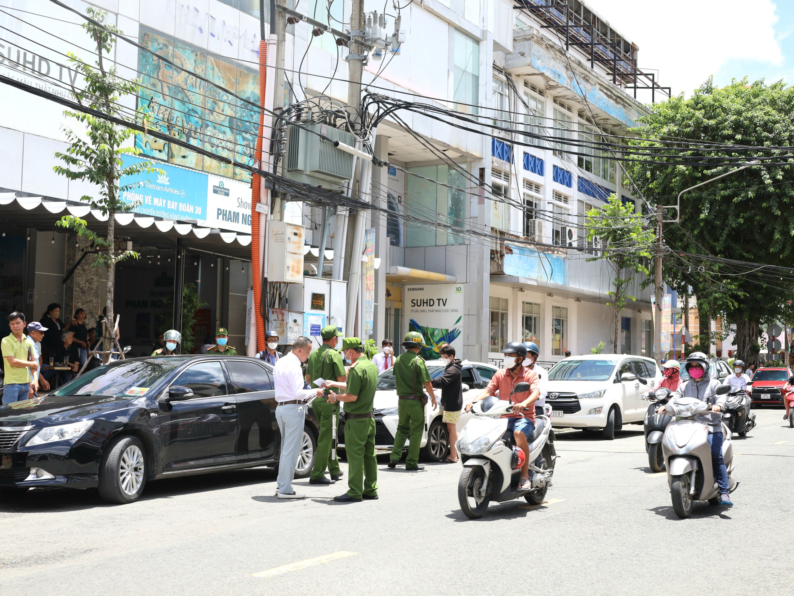 Nhiều xe ôtô vi phạm đỗ, dừng và chạy vào đường cấm có khung giờ trên tuyến đường Ngô Quyền, quận Ninh Kiều.