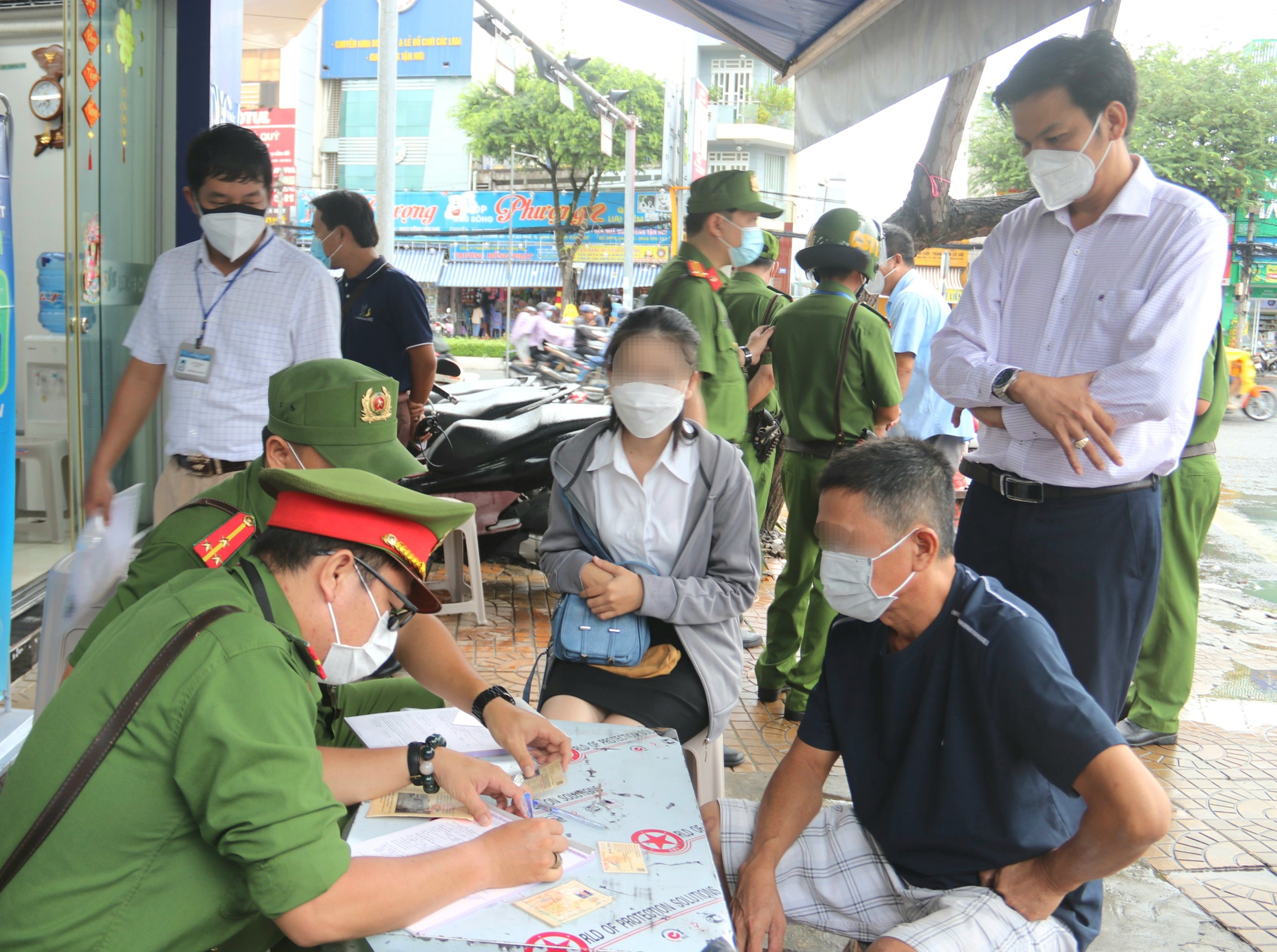 Lực lượng chức năng tiến hành lập biên bản người tham gia giao thông vi phạm TTATGT.