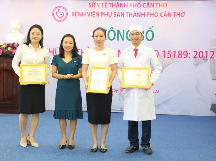 3.Bà Nguyễn Thị Lan Anh – Giám đốc văn phòng AOSC tại TP. HCM trao chứng chỉ công nhận ISO 15189 2012 cho khoa Xét nghiệm - Di truyền học, Bệnh viện Phụ sản TP. Cần Thơ