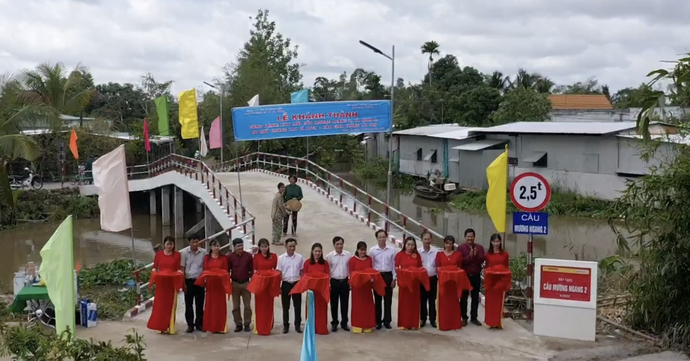 Đại diện lãnh đạo địa phương, Báo Giao thông và nhà tài trợ khánh thành cầu Mương Ngang 2.