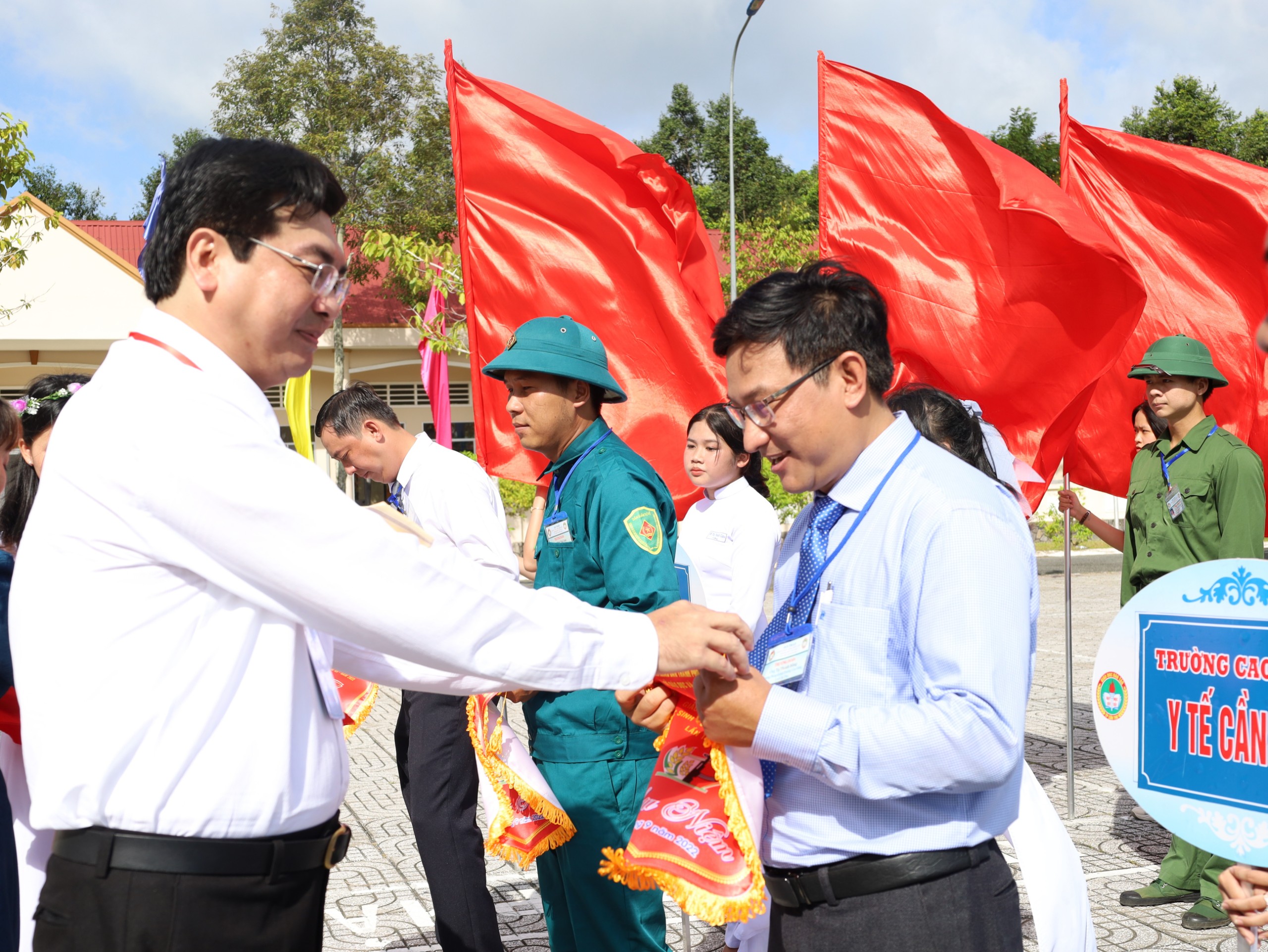 Ông Trần Thanh Bình – Giám đốc Sở Giáo dục và Đào tạo TP. Cần Thơ tặng cờ lưu niệm cho các đơn vị tham dự hội thao.