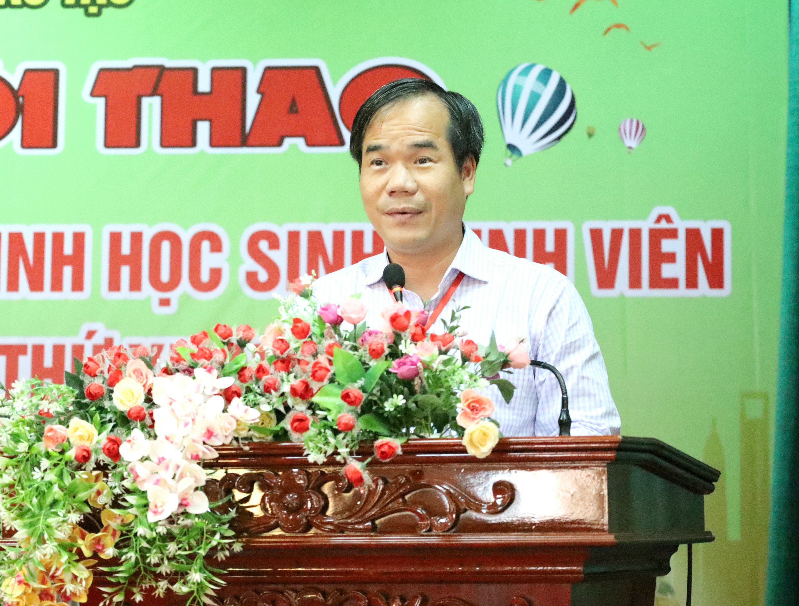 Ông Nguyễn Phúc Tăng - Phó Giám đốc Sở Giáo dục và Đào tạo TP. Cần Thơ, Phó trưởng ban tổ chức hội thao đọc báo cáo tổng kết hội thao.