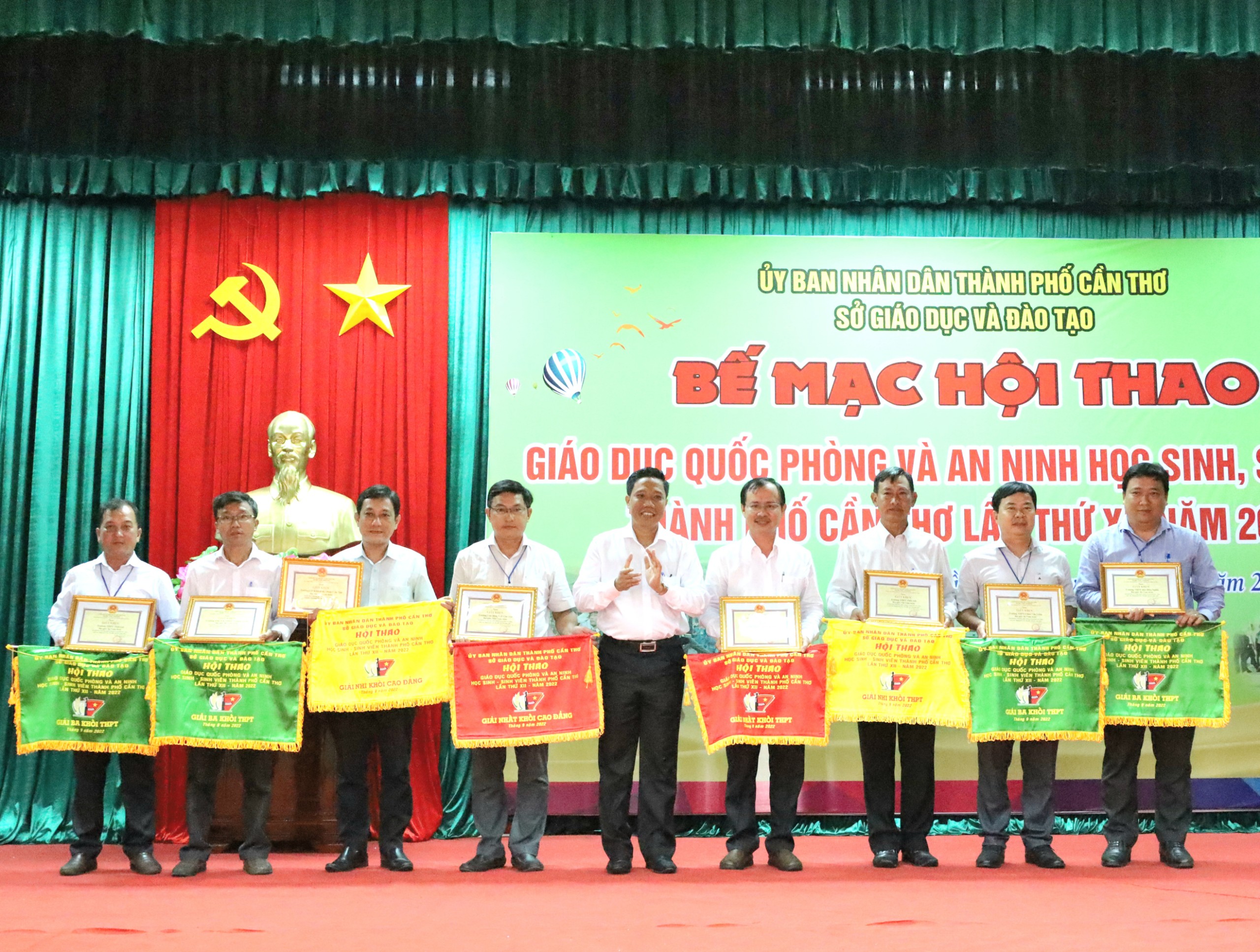 Ông Nguyễn Thực Hiện - Phó Chủ tịch UBND TP. Cần Thơ trao tặng cờ và giấy khen cho các đơn vị đạt giải toàn đoàn.