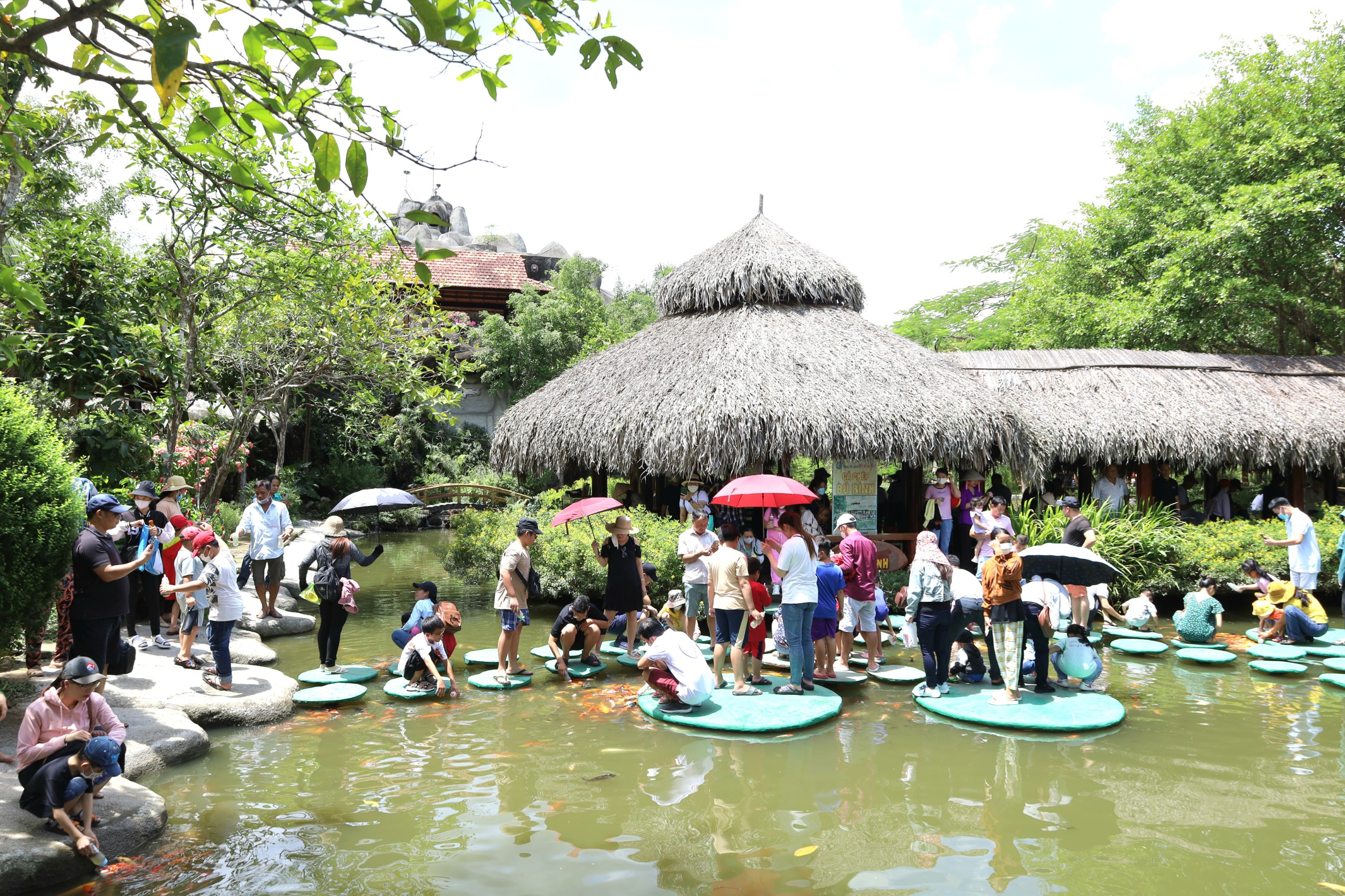 Làng du lịch Mỹ Khánh, huyện Phong Điền thu hút khách tham quan vào dịp cuối tuần, lễ tết.