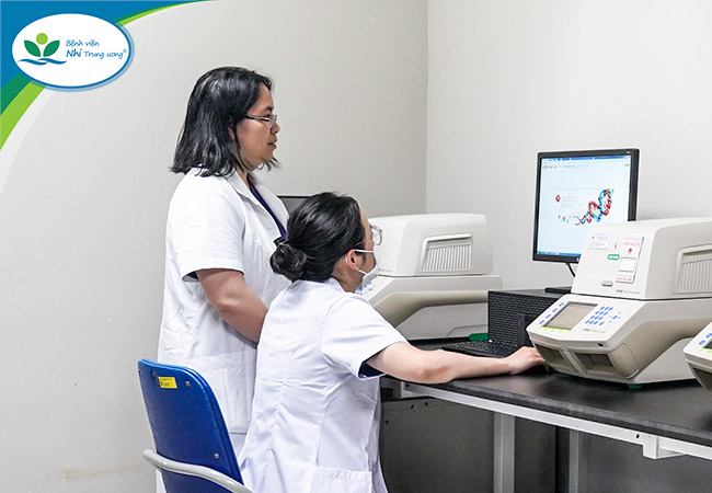 PGS.TS Phùng Thị Bích Thủy cùng đồng nghiệp đang thực hiện kỹ thuật Realtime PCR xét nghiệm chẩn đoán Adenovirus. Ảnh Bệnh viện Nhi Trung ương.
