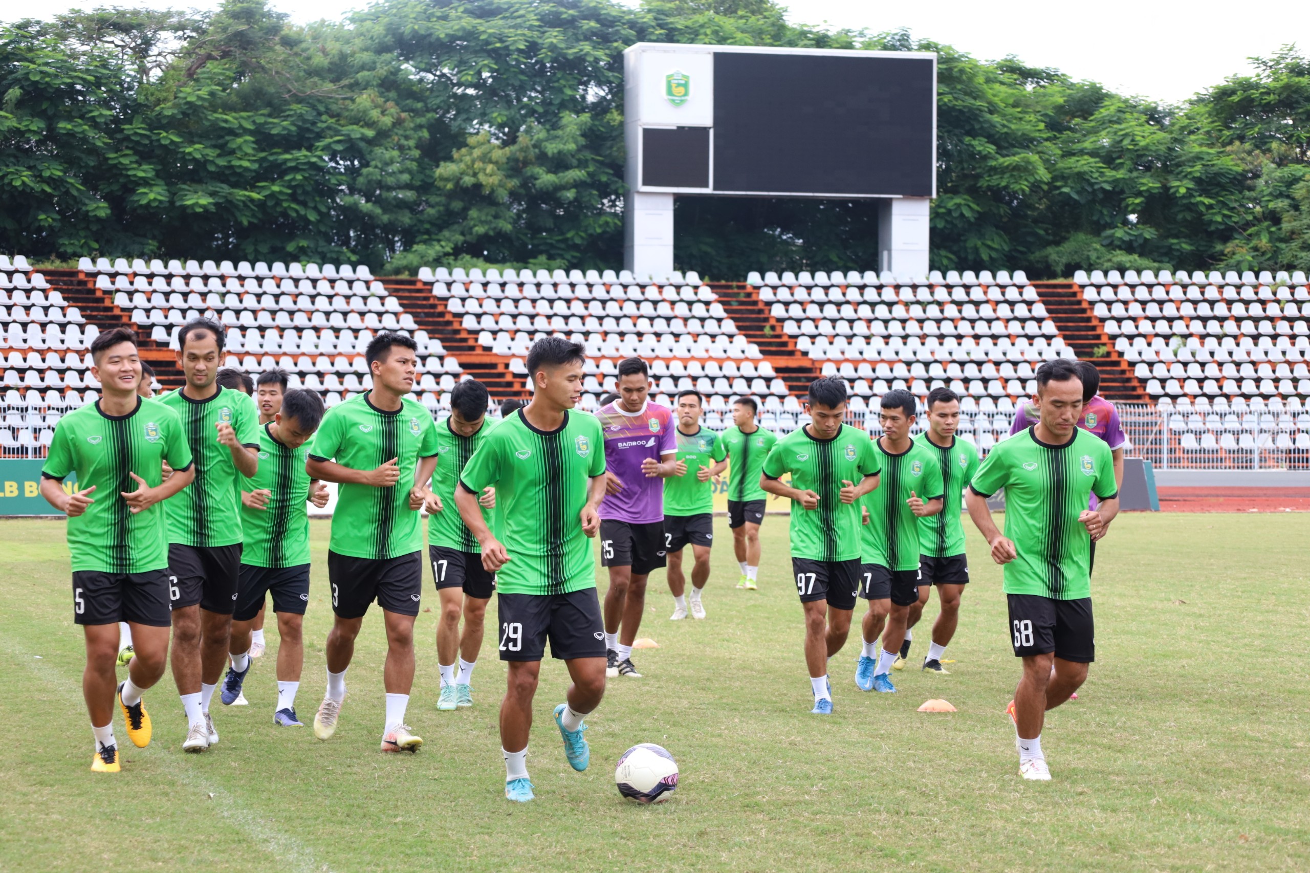 Các cầu thủ Câu lạc bộ Bóng đá Cần Thơ quay trở lại tập luyện chuẩn bị cho trận đấu gặp đội Long An vào này 23/9.