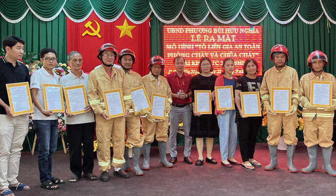 Ông Mai Văn Điều - chủ tịch UBND trao quyết định thành lập Mô hình “Tổ liên gia an toàn phòng cháy, chữa cháy ” tại khu vực 3, phường Bùi Hữu Nghĩa, quận Bình Thuỷ.