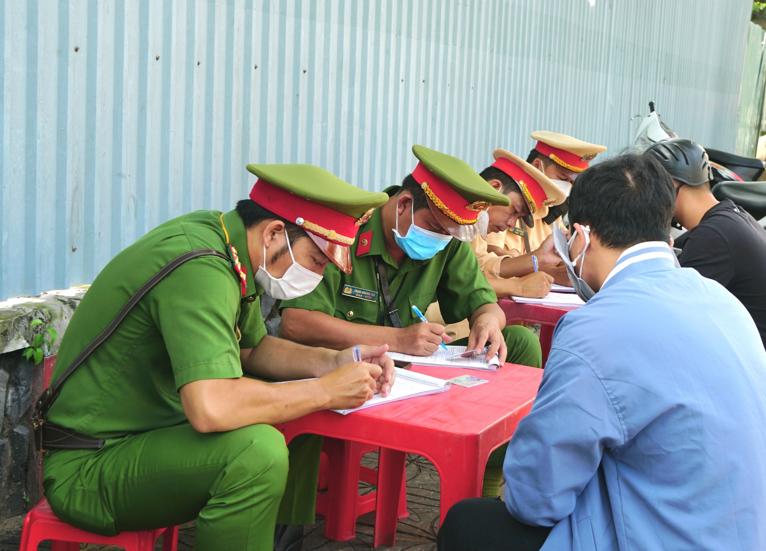 Lực lượng Công an quận Ninh Kiều, TP. Cần Thơ lập biên bản người tham gia giao thông vi phạm về TTATGT.