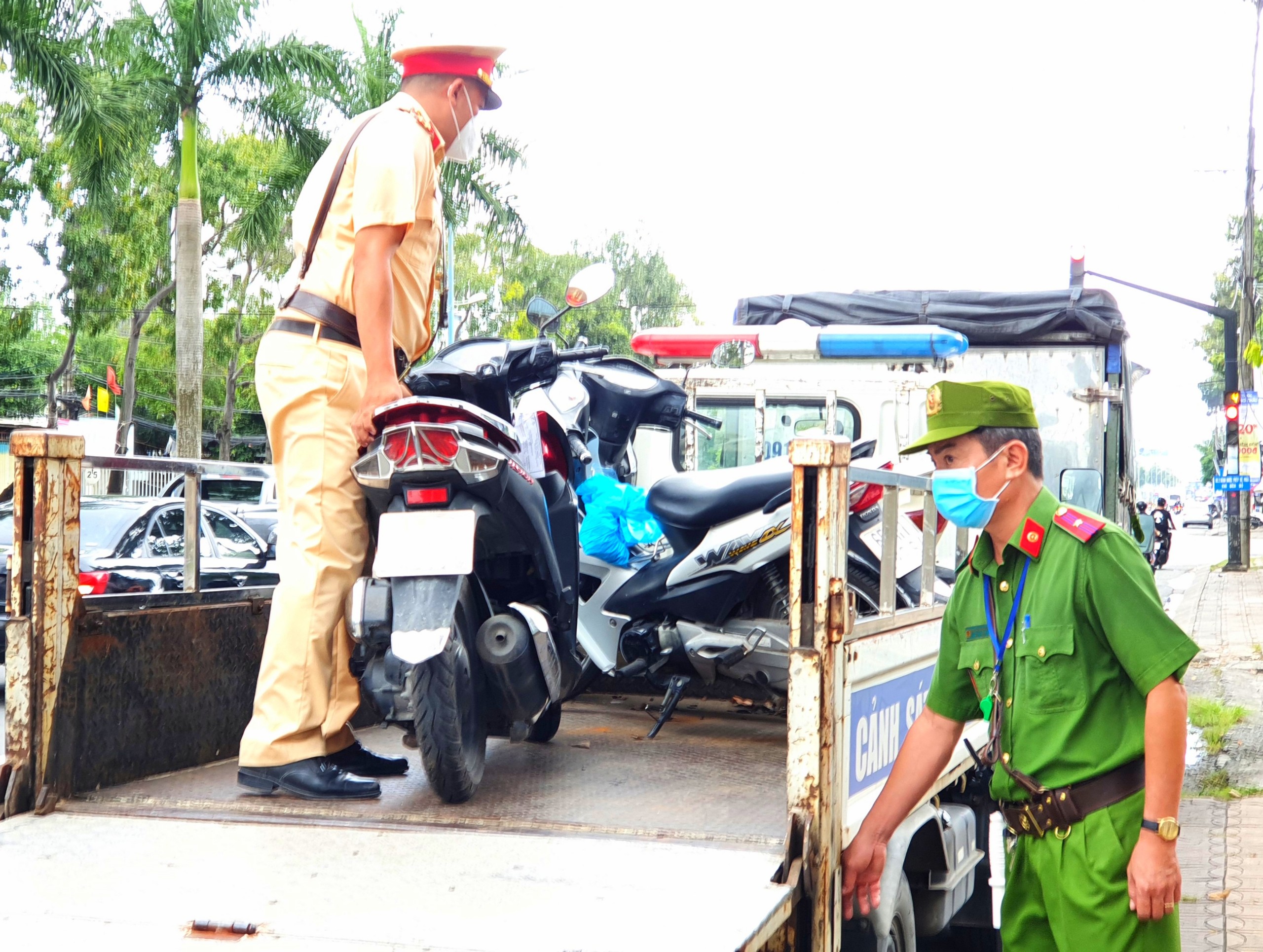 Lực lượng Công an quận Ninh Kiều, TP. Cần Thơ tạm giữ phương tiện của người tham gia giao thông vi phạm về TTATGT.