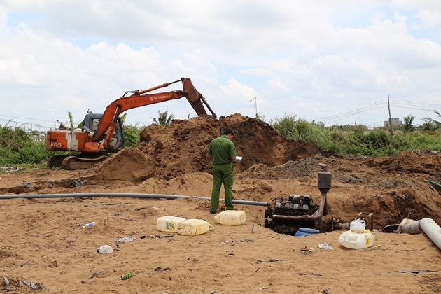 Ngày 21/4/2021 bắt quả tang 8 đối tượng bơm hút cát trái phép.