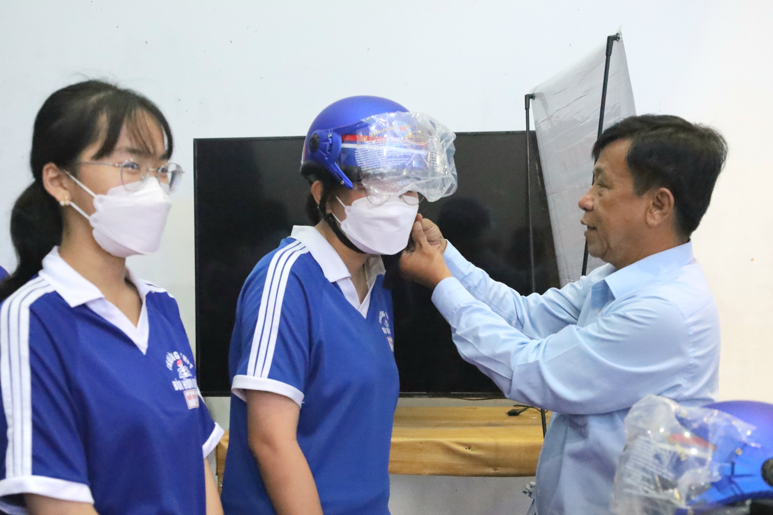Ông Nguyễn Hữu Nhân - Trưởng phòng Công tác Chính trị tư tưởng, Sở Giáo dục và Đào tạo TP. Cần Thơ trao tặng nón bảo hiểm cho các em học sinh.
