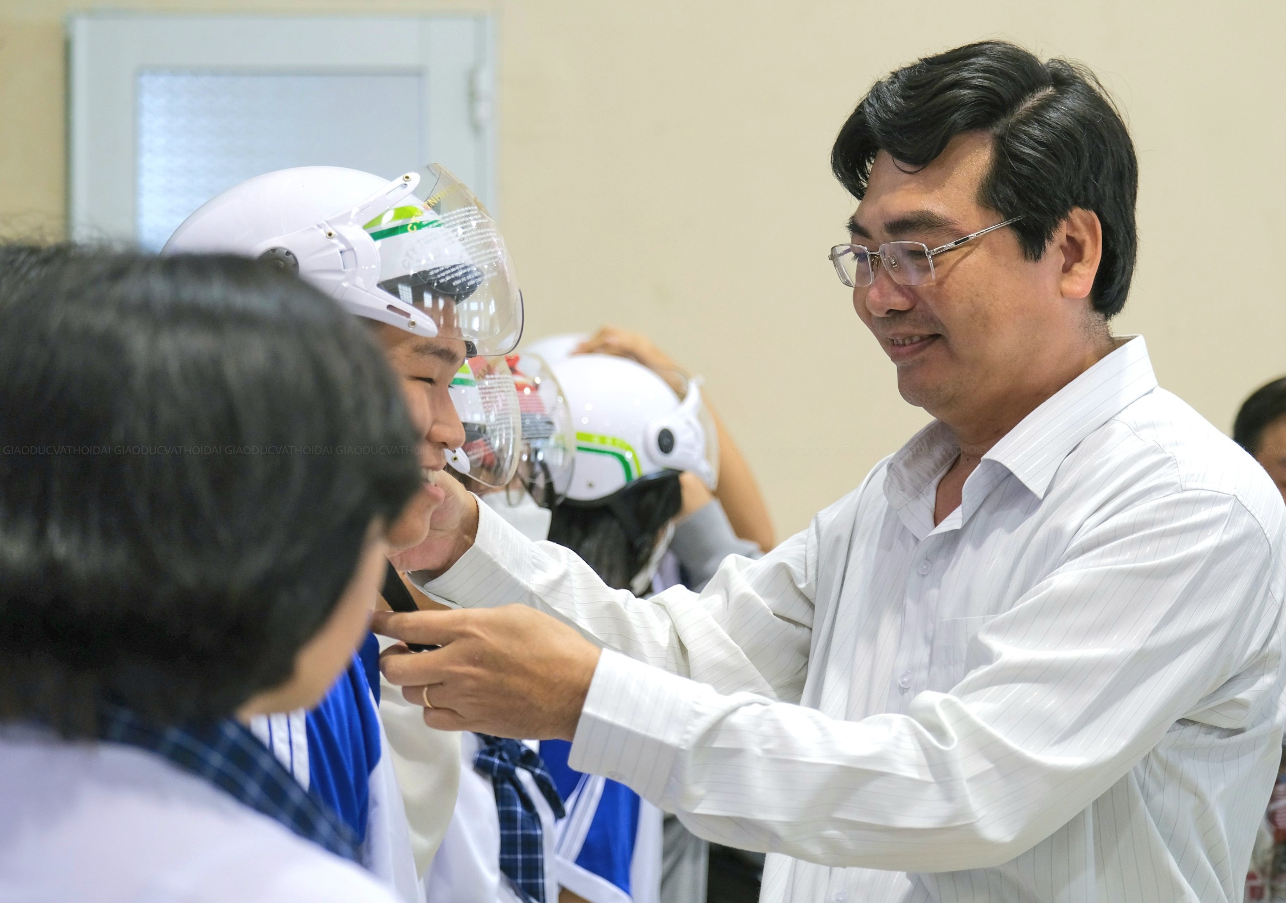 Ông Trần Thanh Bình - Giám đốc Sở Giáo dục và Đào tạo TP. Cần Thơ trao tặng nón bảo hiểm cho các em học sinh.