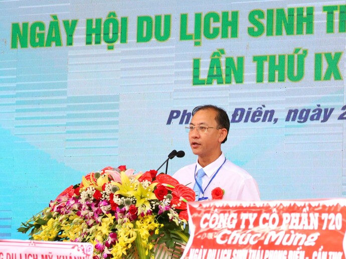 Ông Nguyễn Trung Nghĩa - Phó Bí thư huyện ủy, Chủ tịch UBND huyện Phong Điền phát biểu tại ngày hội du lịch sinh thái (Ảnh: Trung Phạm).