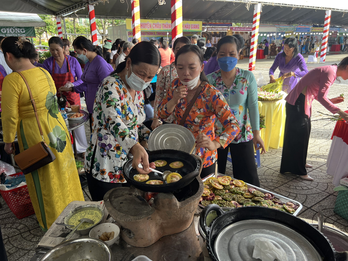 Các đội thi đang tiến hành công đoạn đổ bánh.