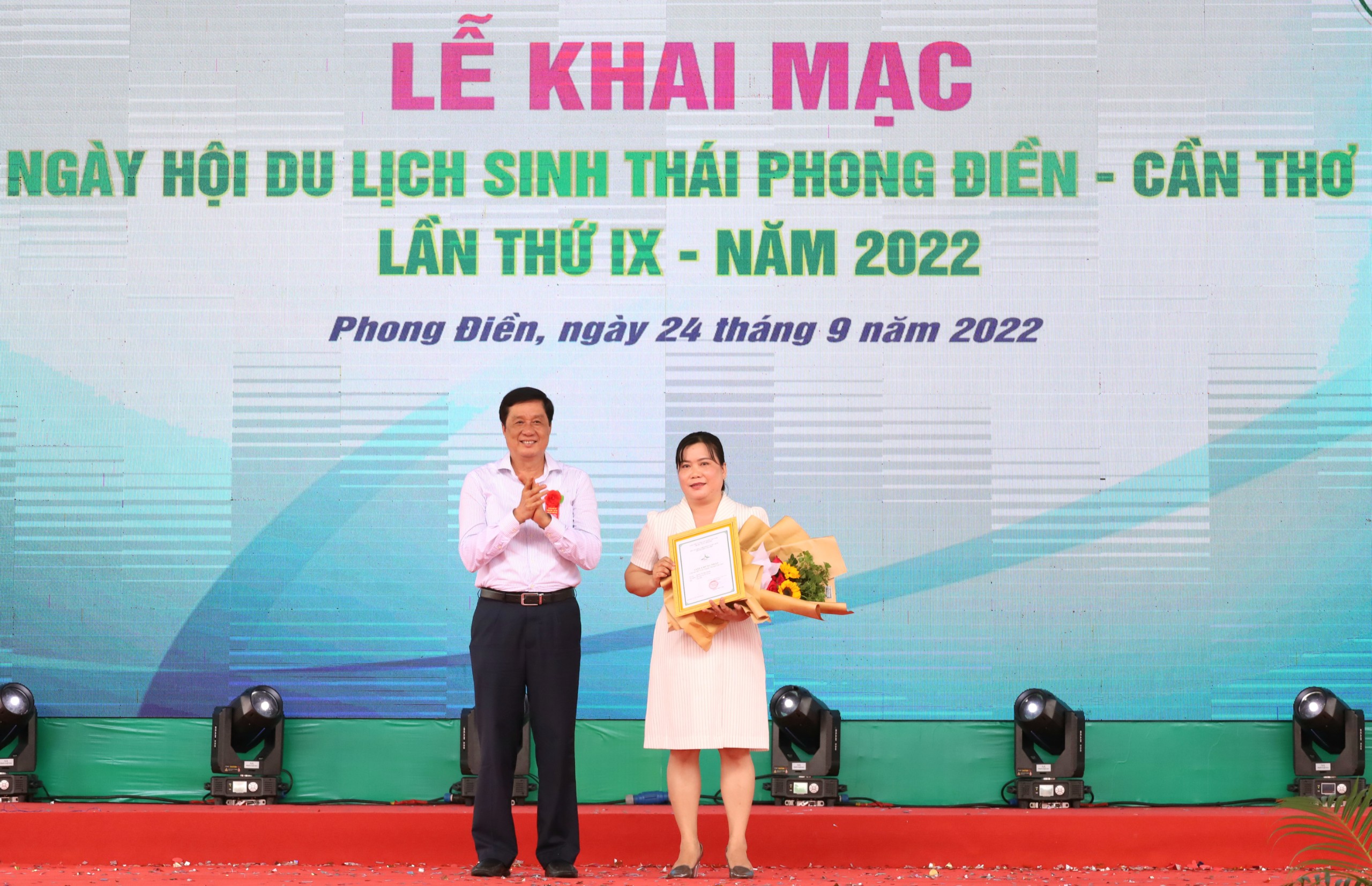 Ông Phạm Văn Hiểu - Phó Bí thư thường trực Thành ủy, Chủ tịch HĐND TP. Cần Thơ trao giải nhất cho tác giả Nguyễn Thị Ngọc Hương đạt giải Cuộc thi viết về câu chuyện 'Du lịch Cần Thơ'.