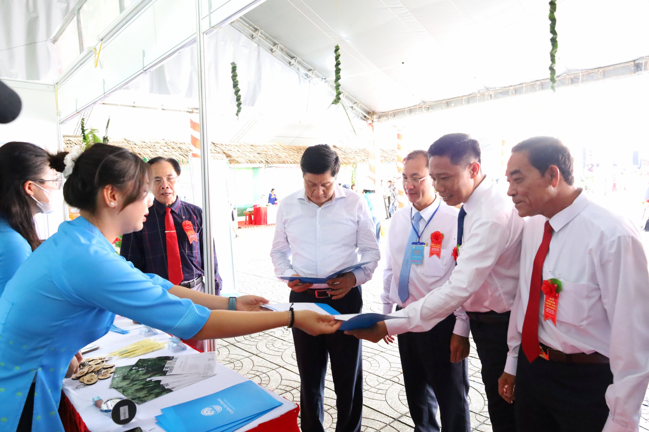 Ông Phạm Văn Hiểu - Phó Bí thư thường trực Thành ủy, Chủ tịch HĐND TP. Cần Thơ và ông Nguyễn Thực Hiện - Phó Chủ tịch UBND TP. Cần Thơ tham quan gian hàng của Cantho Eco Resort một đơn vị du lịch mới hoạt động nhưng đang từng bước khẳng định thương hiệu góp phần quảng bá Du lịch Phong Điền.