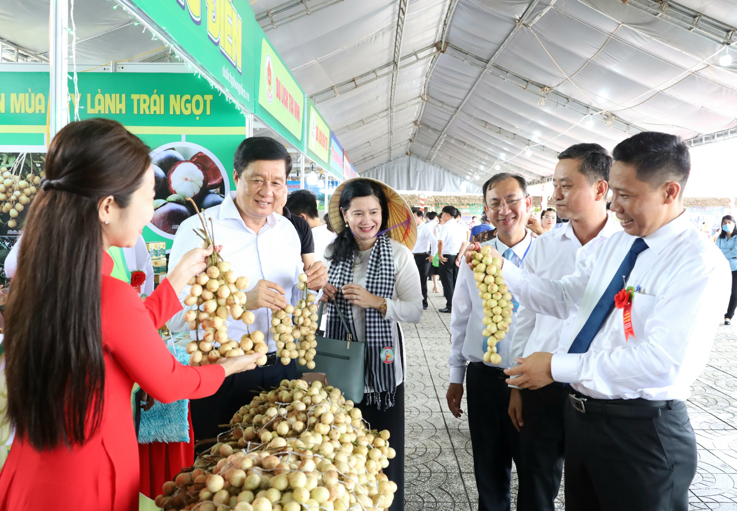 Ông Phạm Văn Hiểu - Phó Bí thư thường trực Thành ủy, Chủ tịch HĐND TP. Cần Thơ và ông Nguyễn Thực Hiện - Phó Chủ tịch UBND TP. Cần Thơ cùng các đại biểu tham quan Dâu Hạ Châu đặc sản của huyện Phong Điền vừa được công nhận Top 100 quà tặng đặc sản Việt Nam.