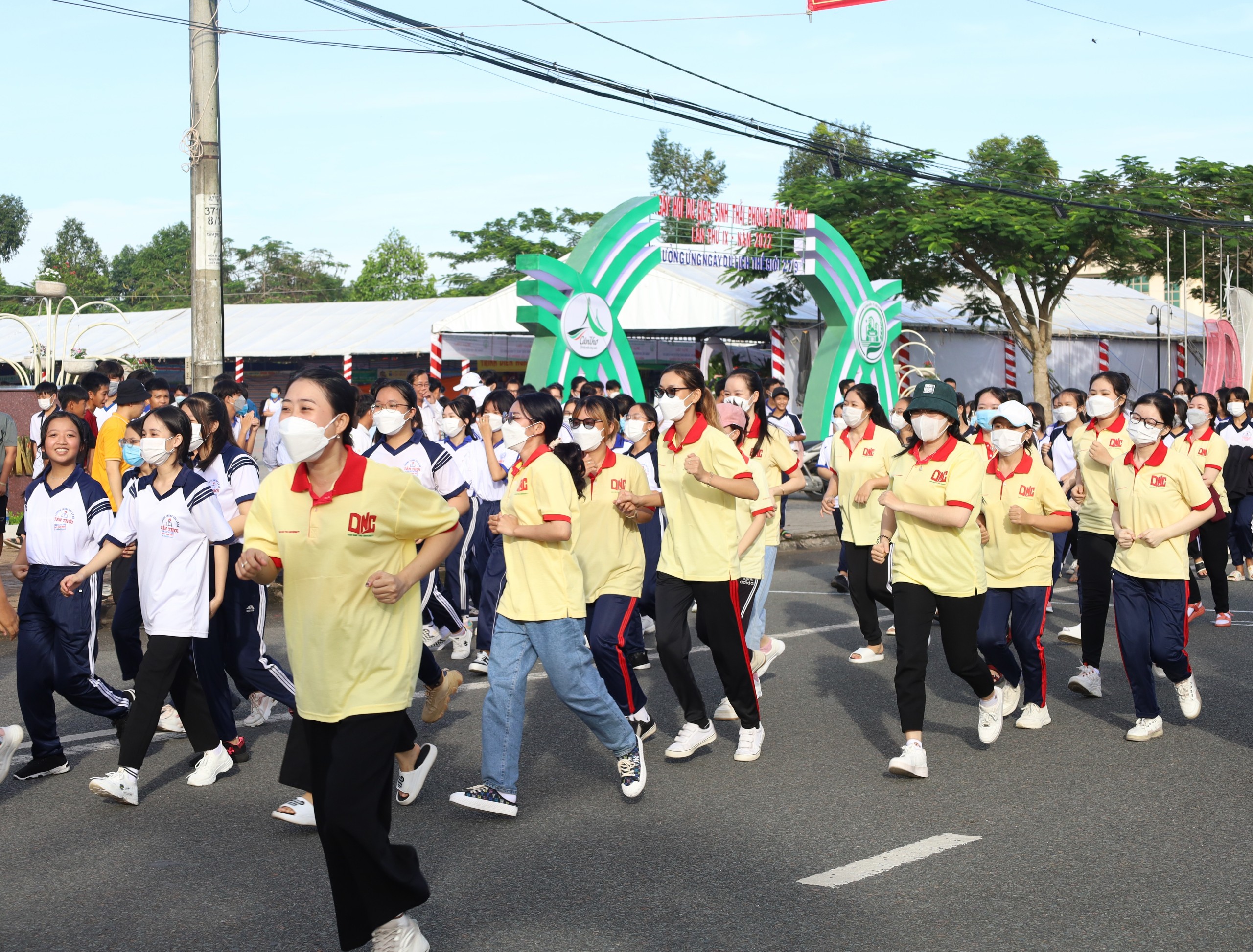 Giải Việt dã Lộ Vòng Cung huyện Phong Ðiền có hơn 1000 vận động viên đăng ký tham gia.