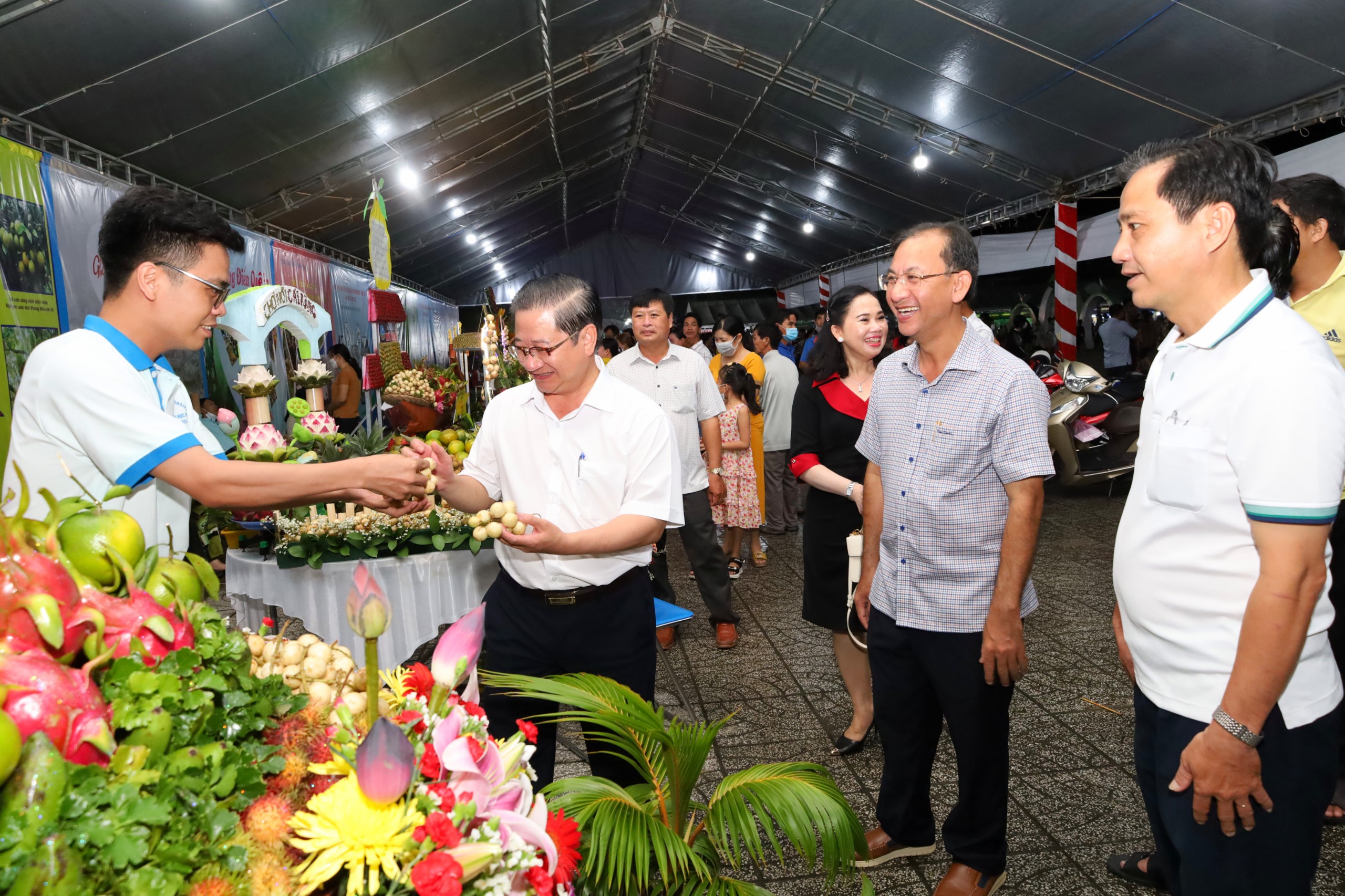 Ông Trần Việt Trường - Phó Bí thư Thành ủy, Chủ tịch UBND TP. Cần Thơ và ông Nguyễn Trung Nghĩa - Phó Bí thư Huyện ủy, Chủ tịch UBND huyện Phong Điền tham quan các gian hàng trưng bày trái cây đặc sản Phong Điền.