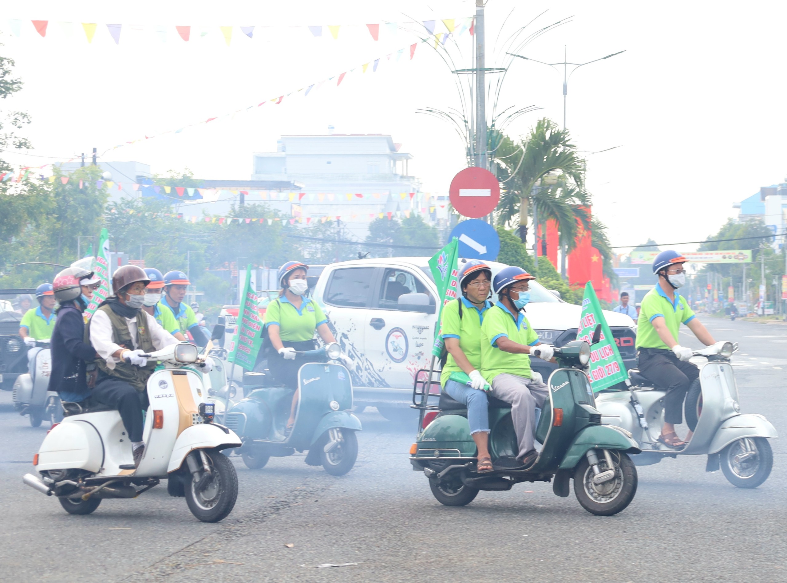 Diễu hành và trưng bày xe cổ là hoạt động đầu tiên trong chuỗi các hoạt động của Ngày hội Du lịch sinh thái Phong Điền.