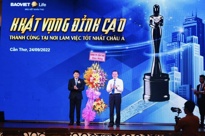 Ông Dương Tấn Hiển – Uỷ viên Ban Thường vụ Thành Uỷ, Phó Chủ tịch thường trực UBND TPCT chụp hình cùng đại diện quý công ty BVNT. Ảnh: BVNT Cần Thơ.