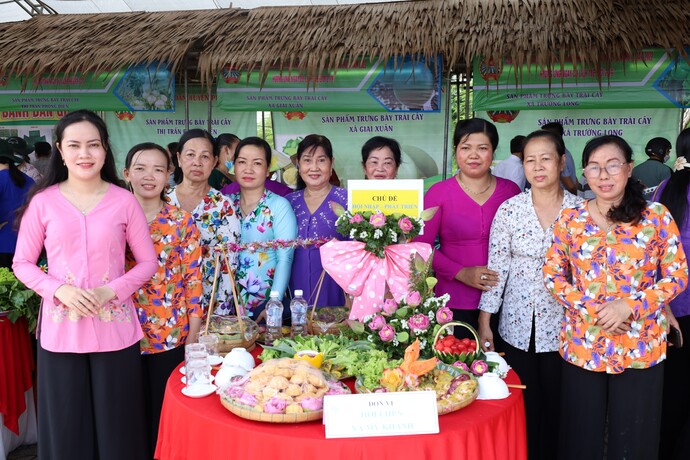 Hội thi Trưng bày Bánh dân gian có 08 đơn vị tham gia thu hút nhiều cổ động viên, du khách đến tham quan và thưởng thức bánh (Ảnh: Trung Phạm).