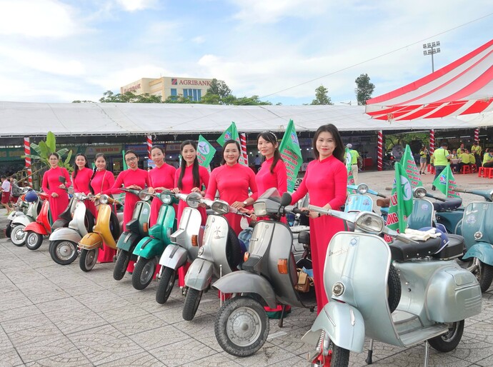 Ngày hội du lịch sinh thái thu hút đông đảo người yêu thích 'hoài cổ' bởi sự góp mặt của 40 xe Vespa, 08 xe LamBretta, 12 xe Mobylette – Sachs, 04 xe điện, 03 xe Jeep (Ảnh: Trung Phạm).