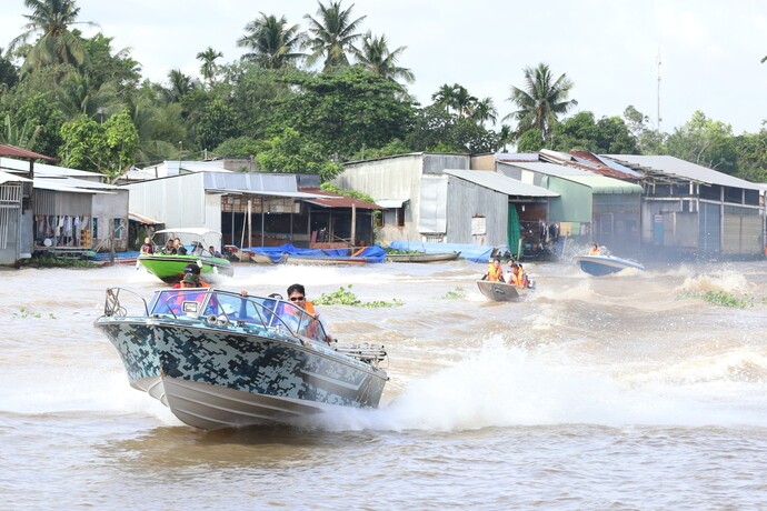 Câu lạc bộ Vỏ lãi Thái Racing Phong Điền với sự tham gia của 08 chiếc vỏ lãi mang đến không khí sôi động, hấp dẫn và đã thu hút hàng ngàn lượt khách xem và cổ vũ (Ảnh: Trung Phạm).