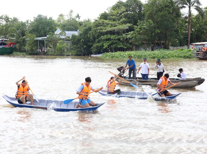 Giải Đua xuồng chào mừng “Ngày hội du lịch sinh thái Phong Điền - Cần Thơ” lần thứ IX, năm 2022 - Hưởng ứng ngày Du lịch thế giới 27/9 có 19 đơn vị tham gia với 38 VĐV không chỉ mang những hình ảnh sông nước như sống lại trong lòng người con miền Tây mà còn quảng bá nét đặc sắc miền sông nước đến bạn bè quốc tế (Ảnh: Trung Phạm).