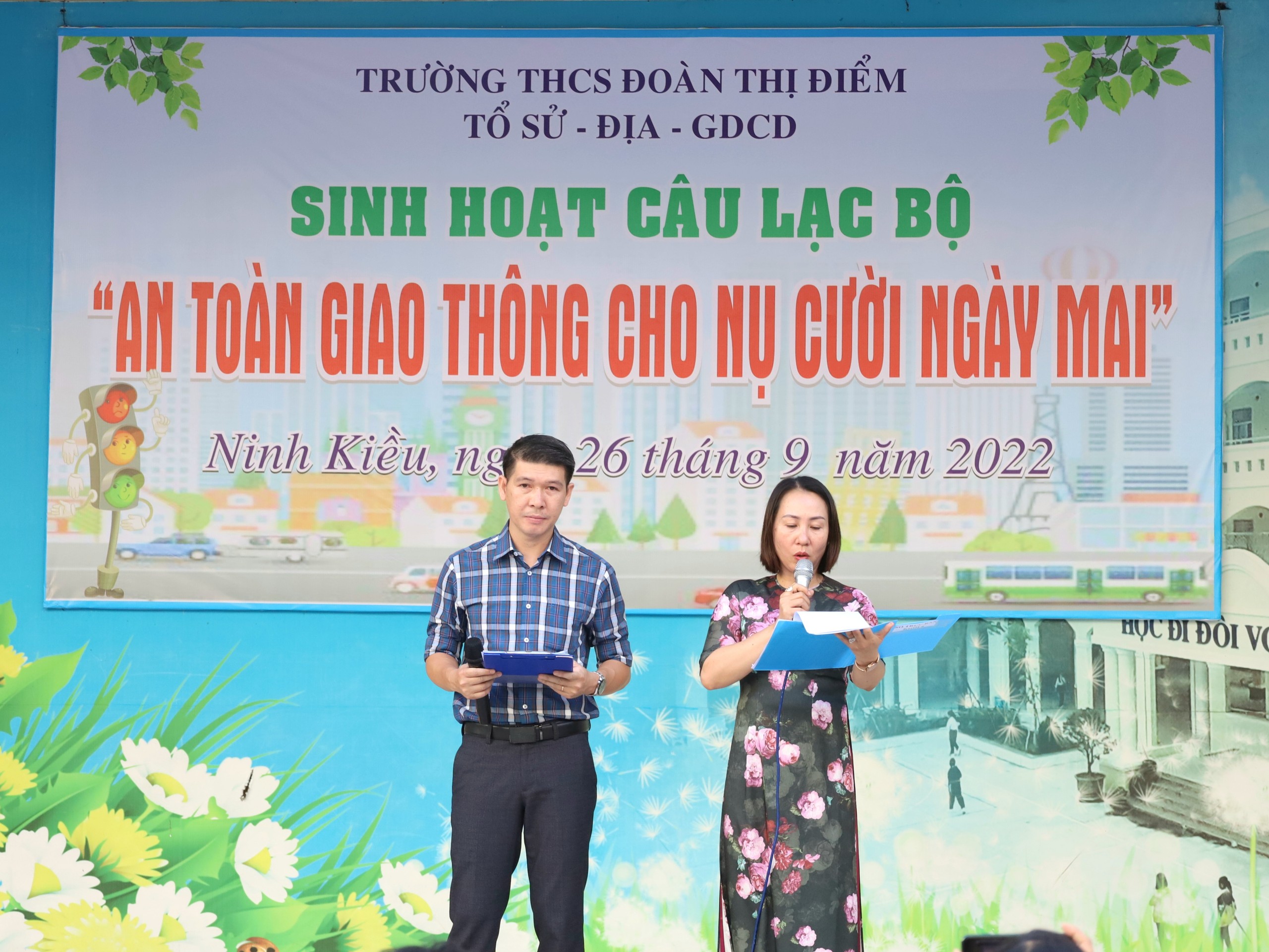 Giáo viên thông tin đến các em học sinh về tình hình TTATGT, một số kiến thức, quy định khi tham gia giao thông.