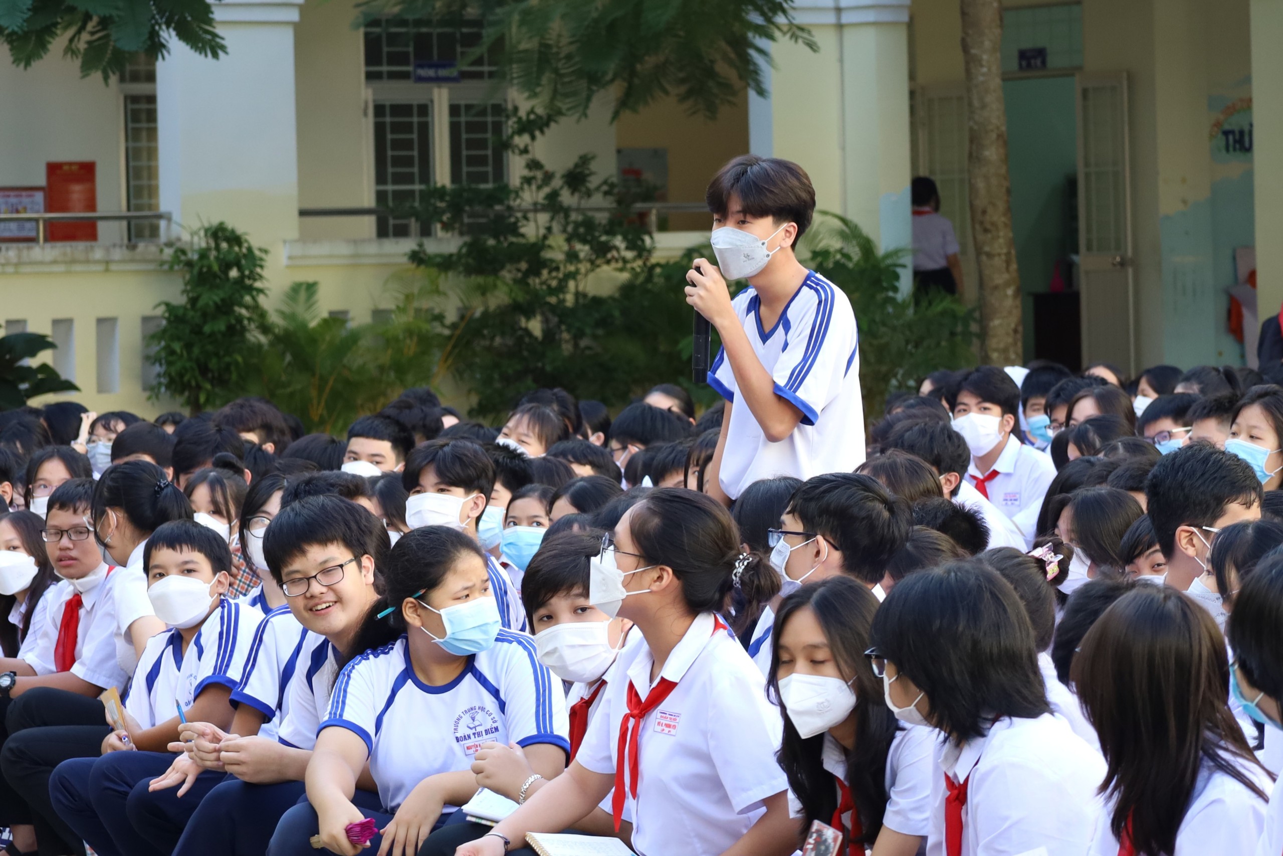 Các em học sinh trả lời câu hỏi về các quy định, tình huống khi tham gia giao thông trên đường.