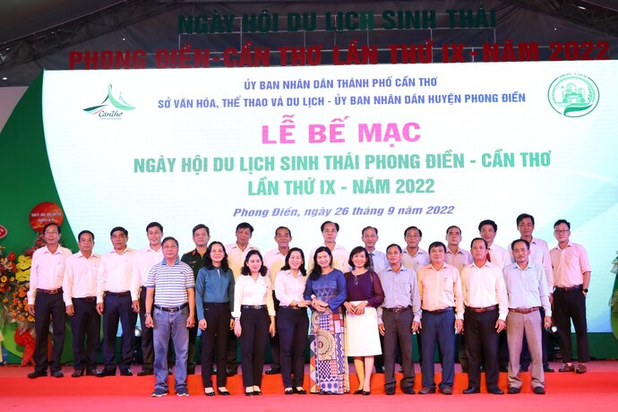 Chiều 26/9, Ngày hội du lịch sinh thái Phong Điền – Cần Thơ” lần thứ IX, năm 2022 chính thức bế mạc sau 4 ngày hoạt động sôi nổi và thu hút hơn 60.000 lượt khách tham quan (Ảnh: Trung Phạm).