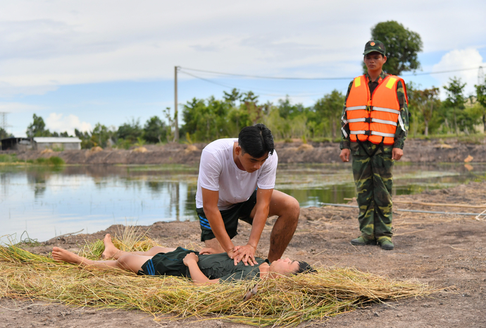 Sẵn sàng ứng cứu và sơ tán người dân khỏi vùng nguy hiểm.