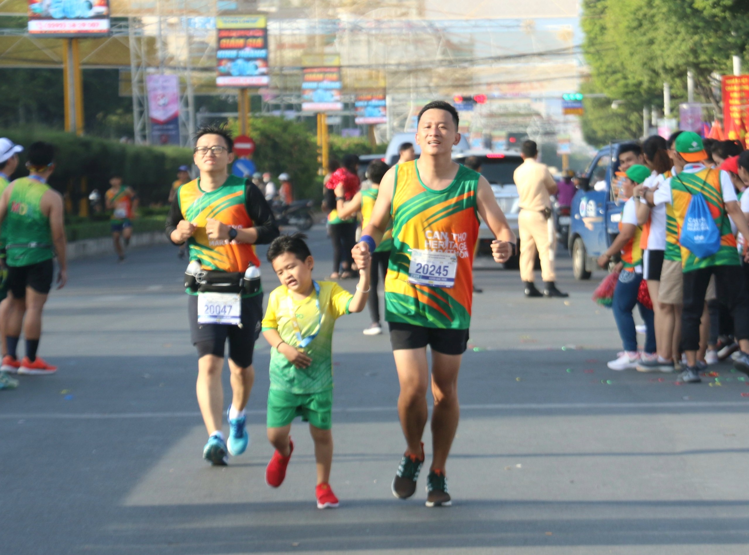 Gia đình là hình ảnh không thể thiếu tại Giải Marathon Quốc tế Di sản Cần Thơ.