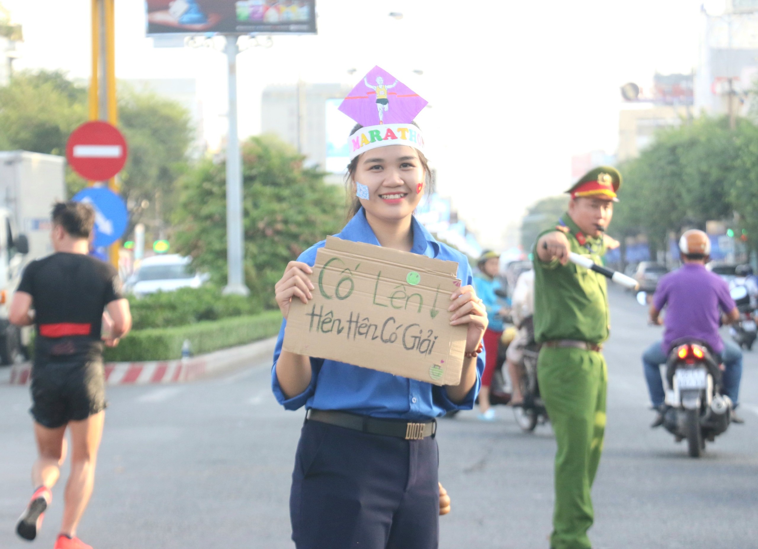 Sự thân thiện, nhiệt tình của các tình nguyện viên đã góp phần mang đến sự thành công của Giải Marathon Quốc tế Di sản Cần Thơ.