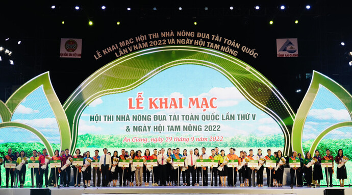 Ban lãnh đạo tặng hoa cho 16 đội tham dự vòng bán kết và chung kết Hội thi Nhà Nông đua tài toàn quốc lần thứ V năm 2022. Ảnh: Báo Dân Vận.