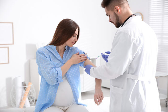 Nhờ vắc xin tiêm trước khi mang thai, bé trong những tháng đầu đời cũng được bảo vệ nhờ hệ thống kháng thể của mẹ trong thai kỳ (Ảnh minh họa)