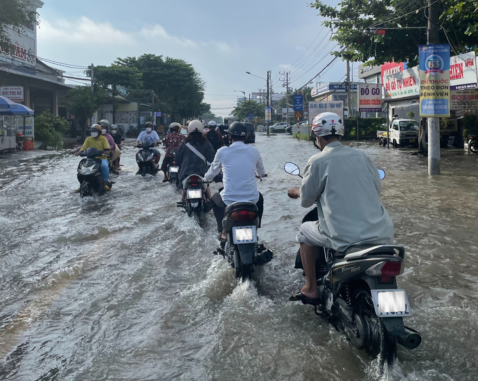 Đoạn đường bị ngập sâu tại quận Bình Thủy - TP Cần Thơ.