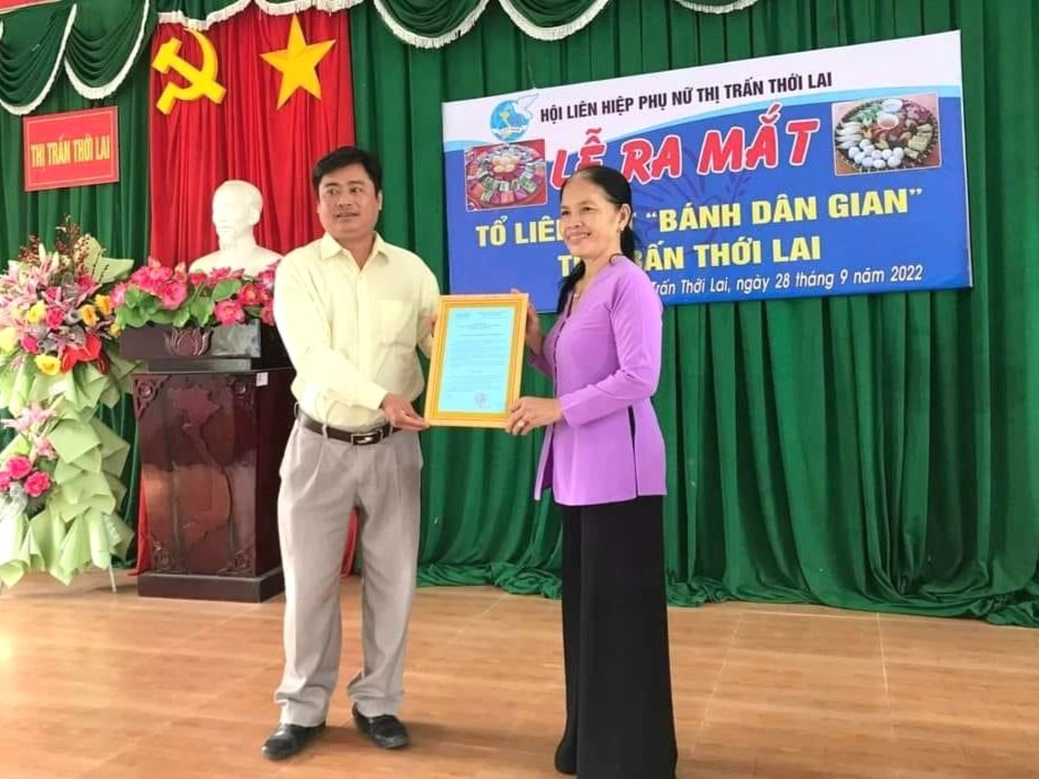 Trao quyết định thành lập Tổ liên kết bánh dân gian thị trấn Thới Lai.