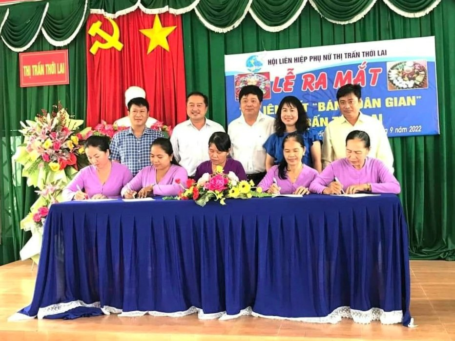 Ông Huỳnh Văn Tùng - Phó Bí thư thường trực Huyện ủy Thới Lai và bà Nguyễn Thị Ngọc Yến – Chủ tịch Hội Liên hiệp Phụ nữ huyện Thới Lai chứng kiến các đơn vị thực hiện ký kết.